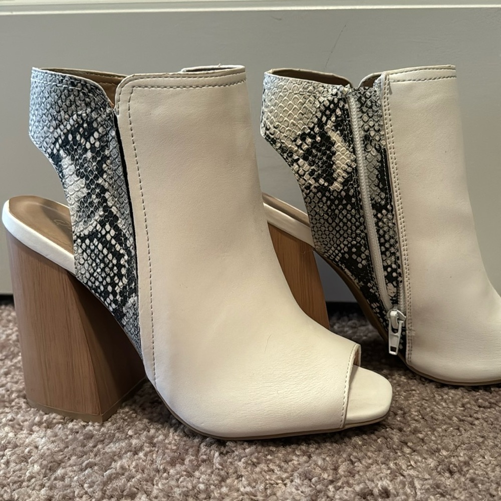 Never worn Qupid white and snakeskin heel